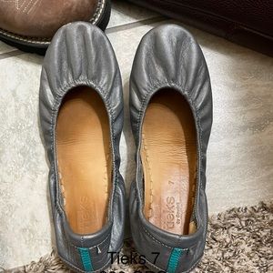 Metallic silver Tieks